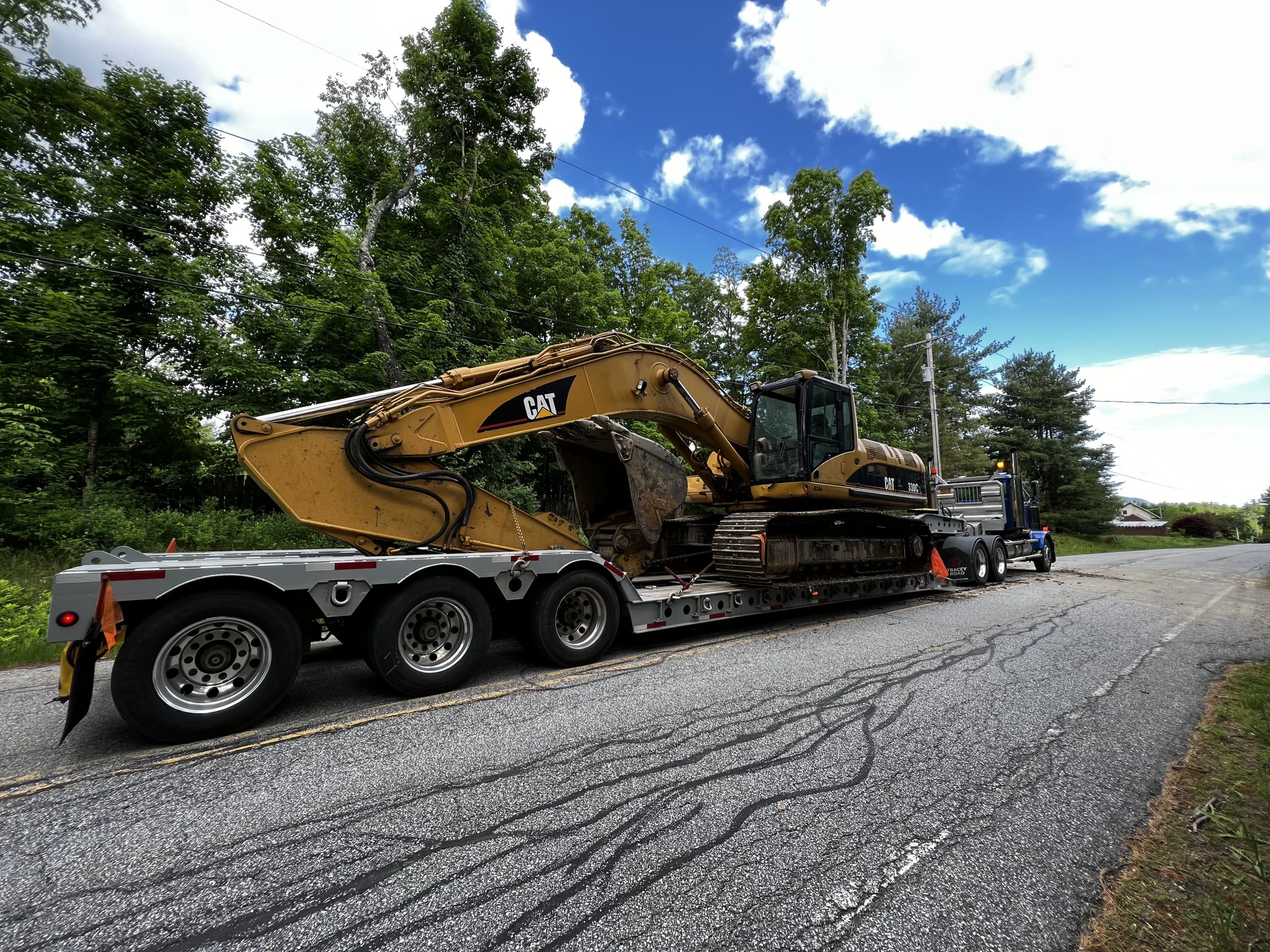 Trucking_&_Hauling_excavator trucking services